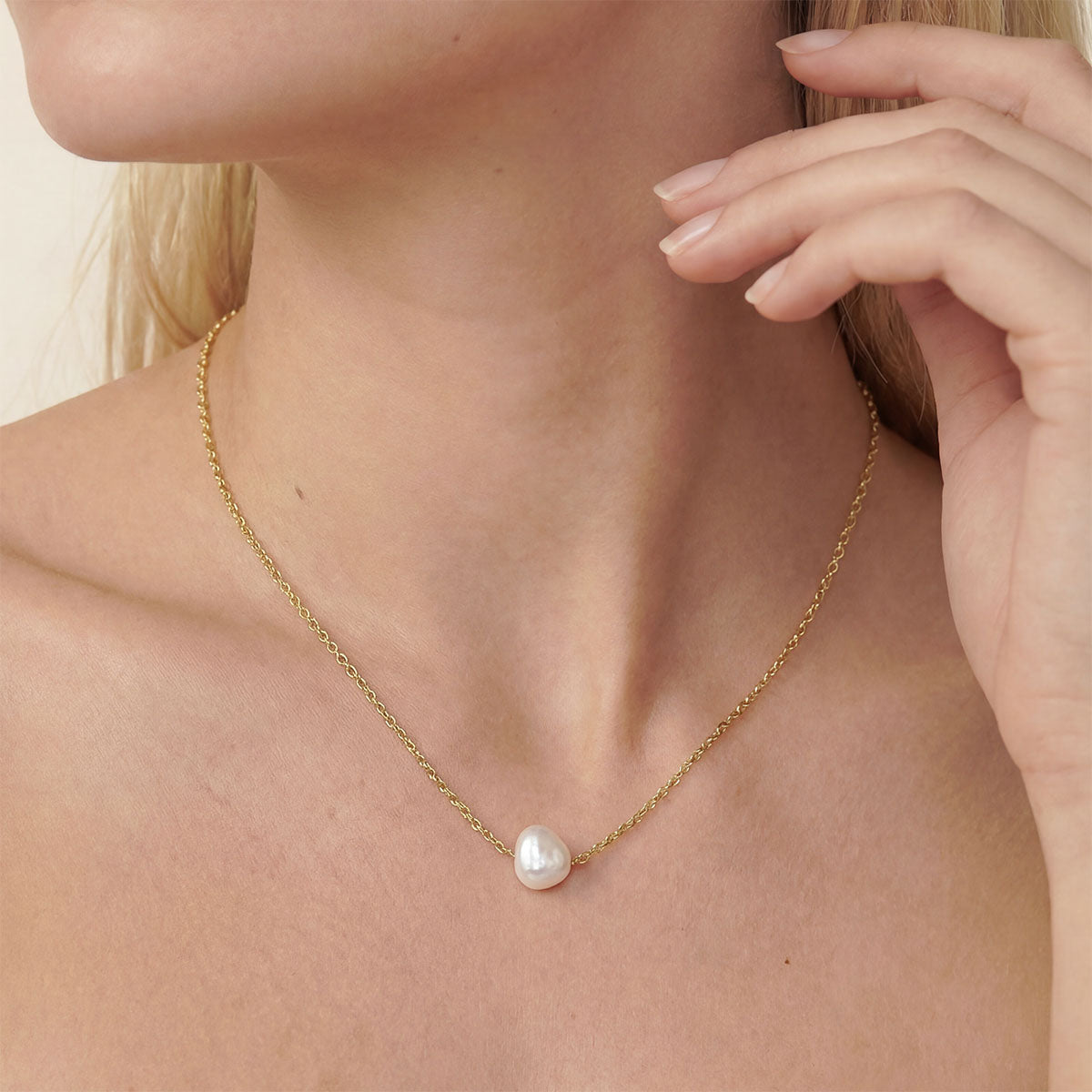 White Pearl Necklace, Gold