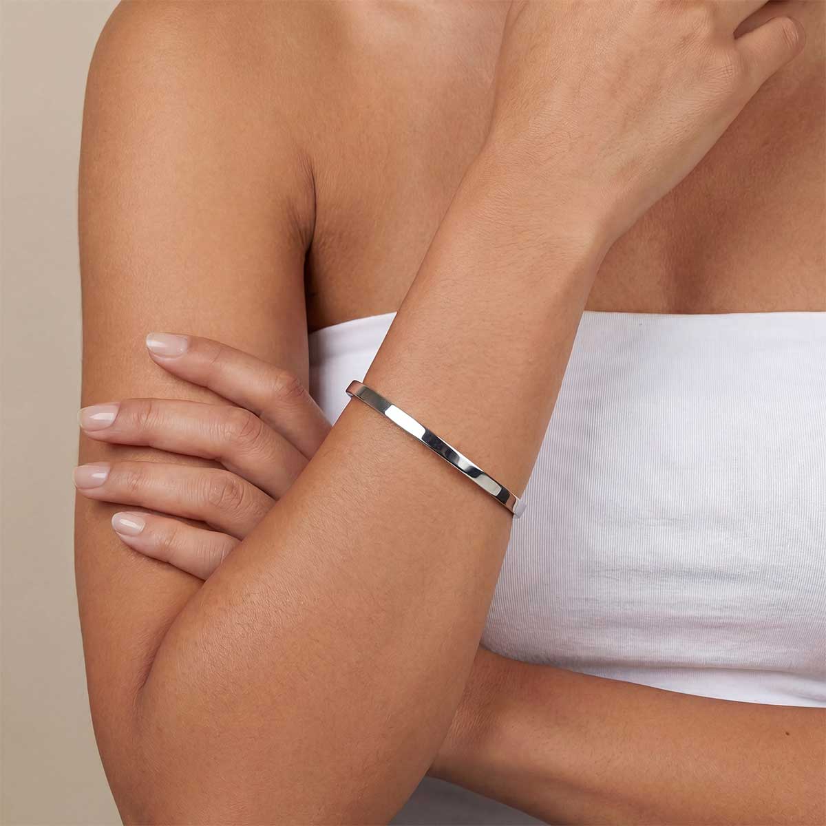Malia Oval Clasp Bangle