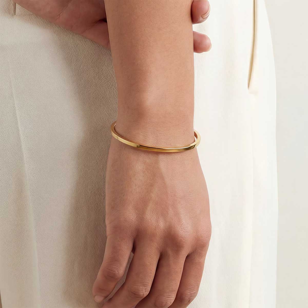 Malia Oval Clasp Bangle